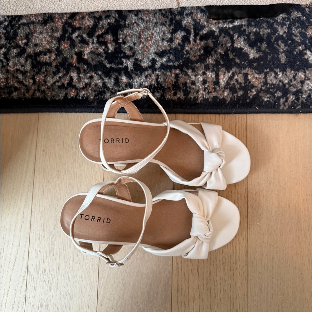 Torrid Cream Bow Heels - Picture 4 of 4